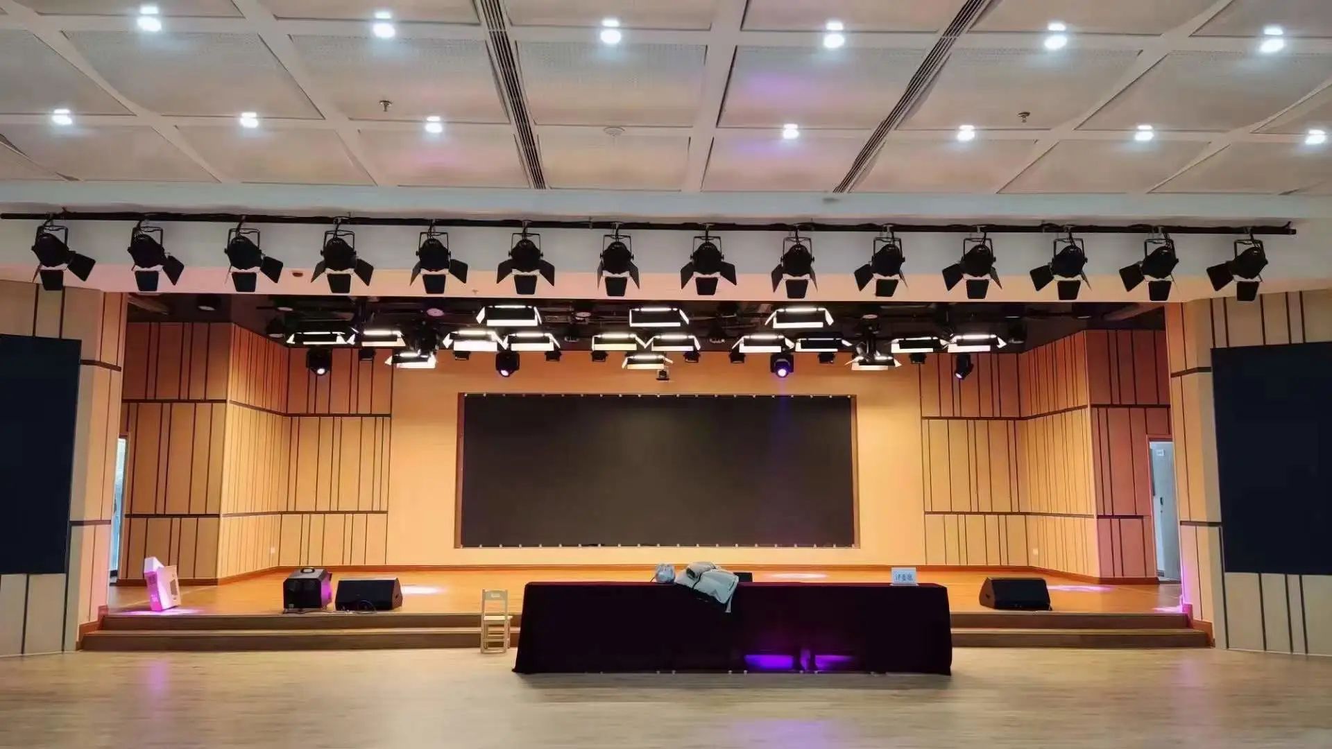 mg冰球突破专业灯光音响扩声系统工程产品服务于某学堂会堂！